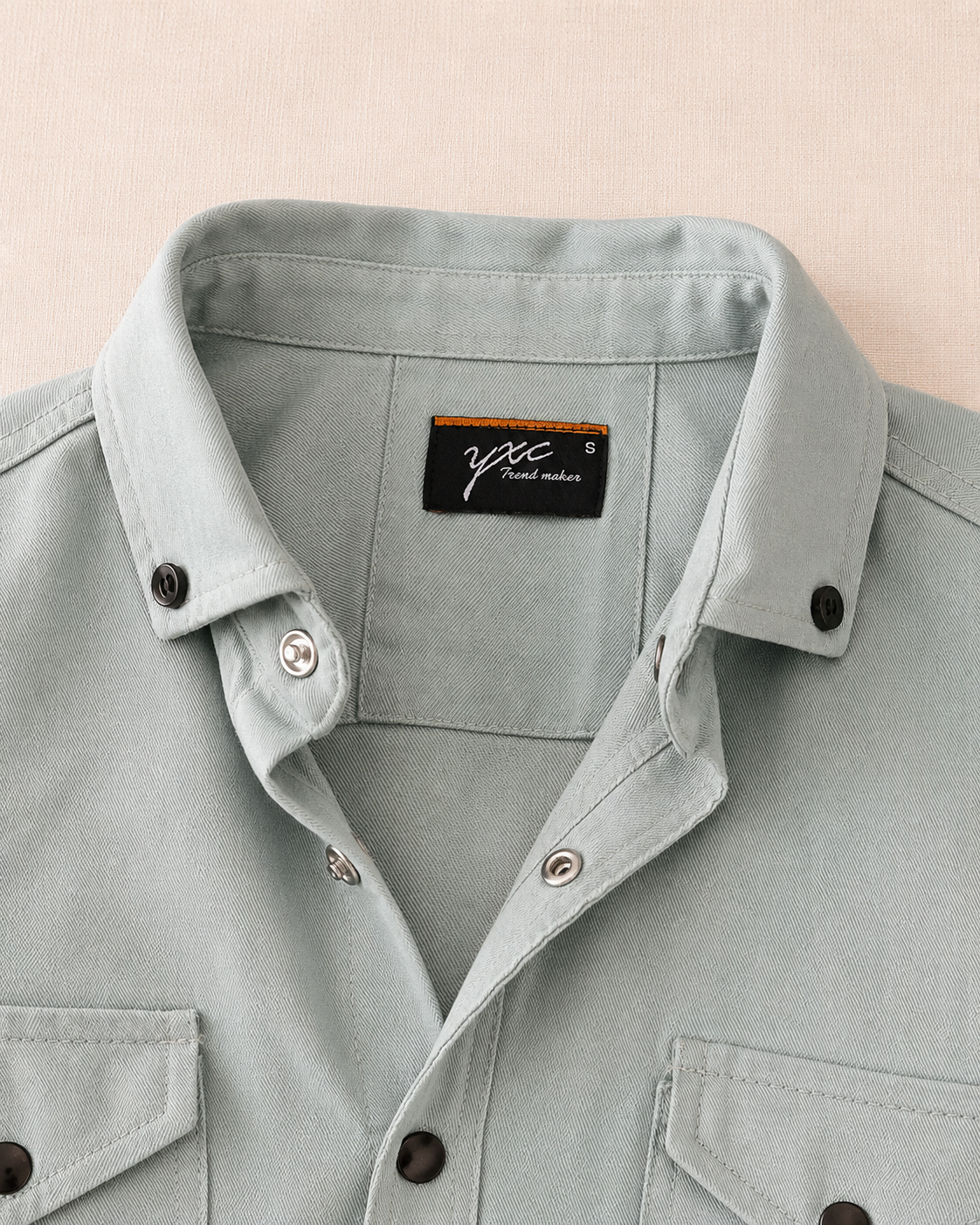 Détail col chemise vert sauge pressions gunmetal — Zalimi
