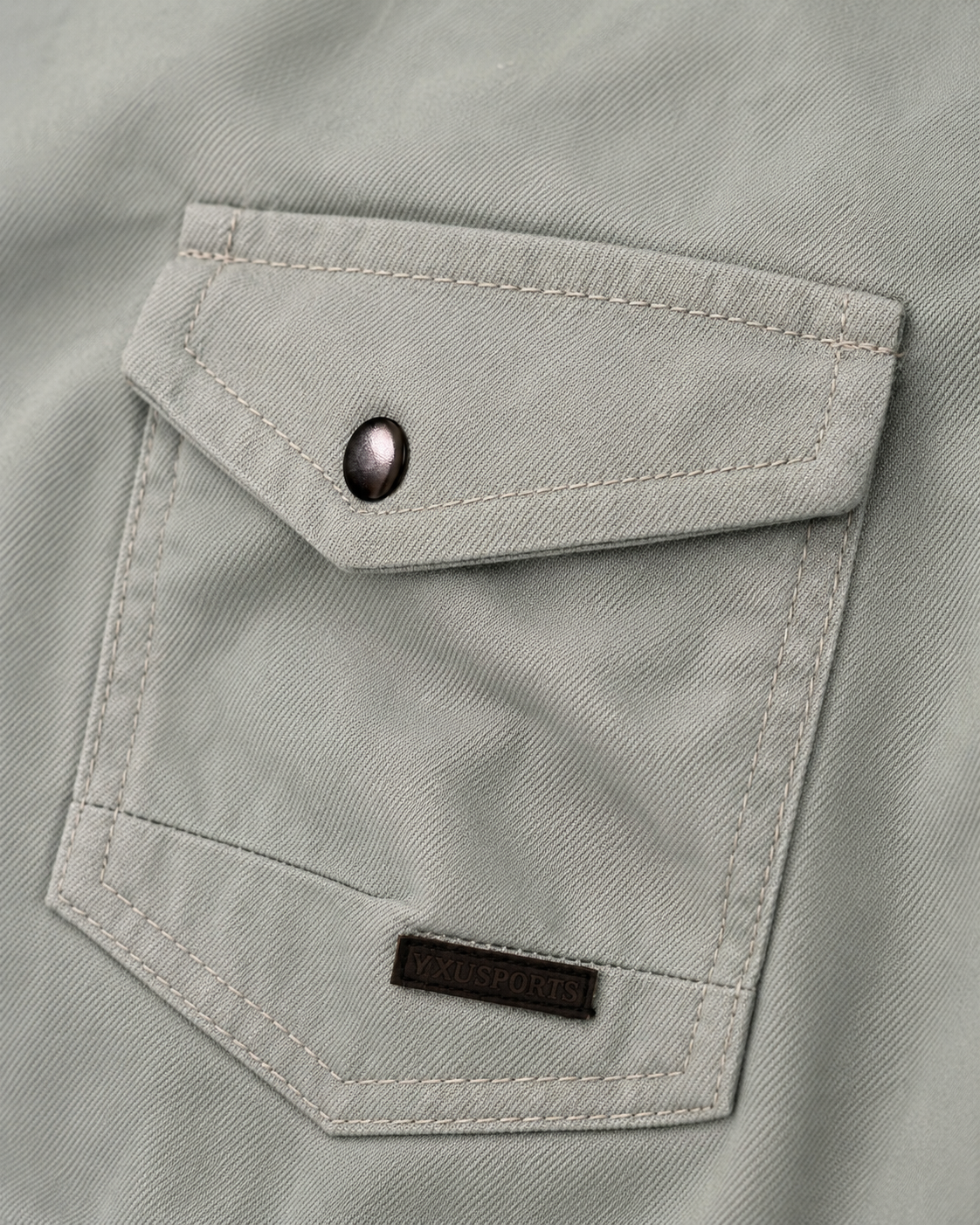 Détail poche poitrine denim vert sauge — Zalimi Sénégal