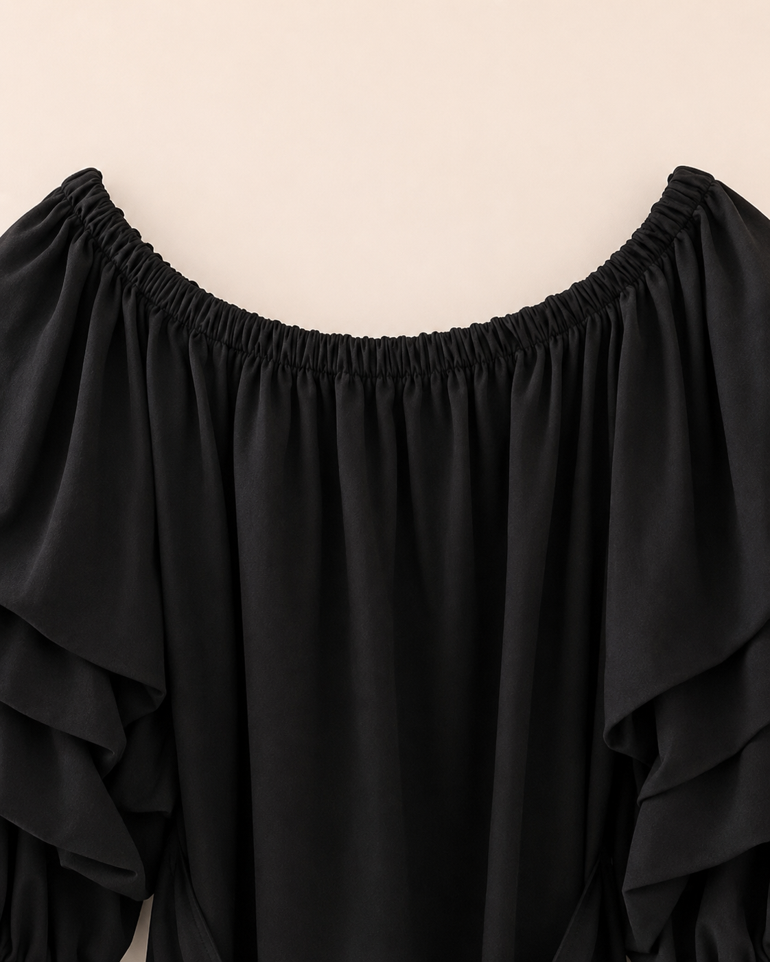 Détail encolure élastiquée du top noir épaules dénudées – Zalimi