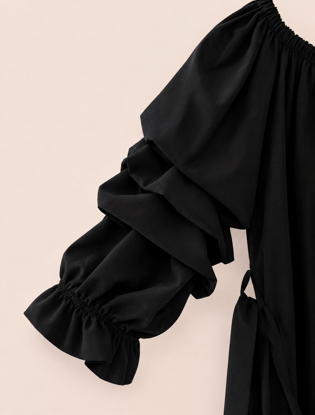Détail manche à volants étagés du top noir femme – Zalimi