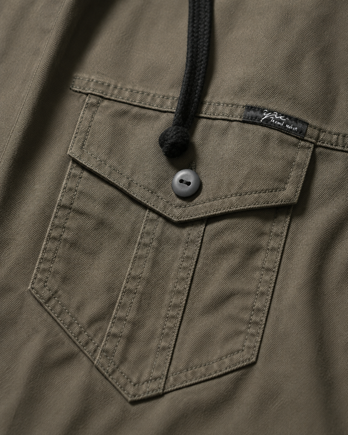 Détail poche poitrine overshirt kaki cordon noir — Zalimi