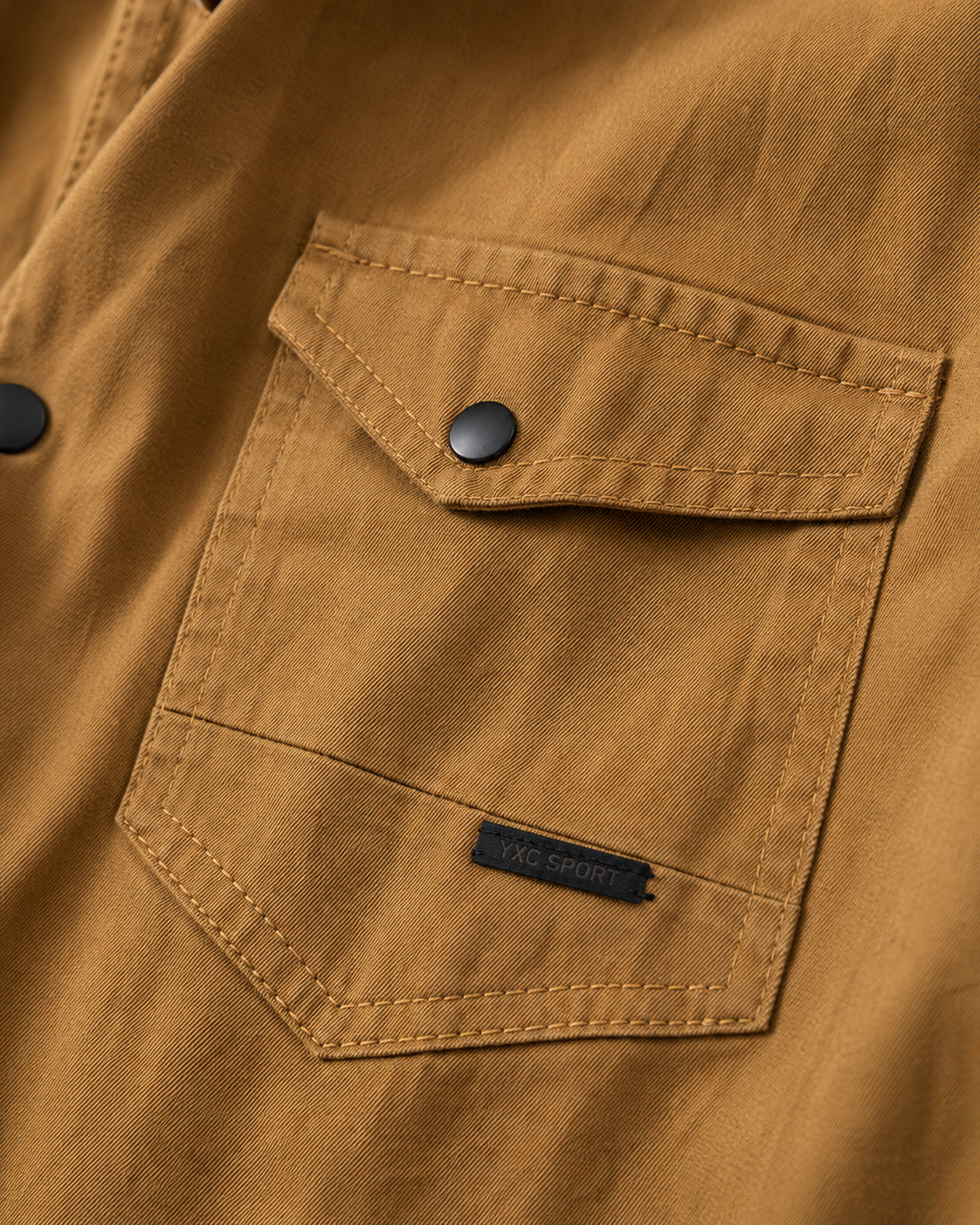 Détail poche poitrine chemise western cognac pression noire — Zalimi