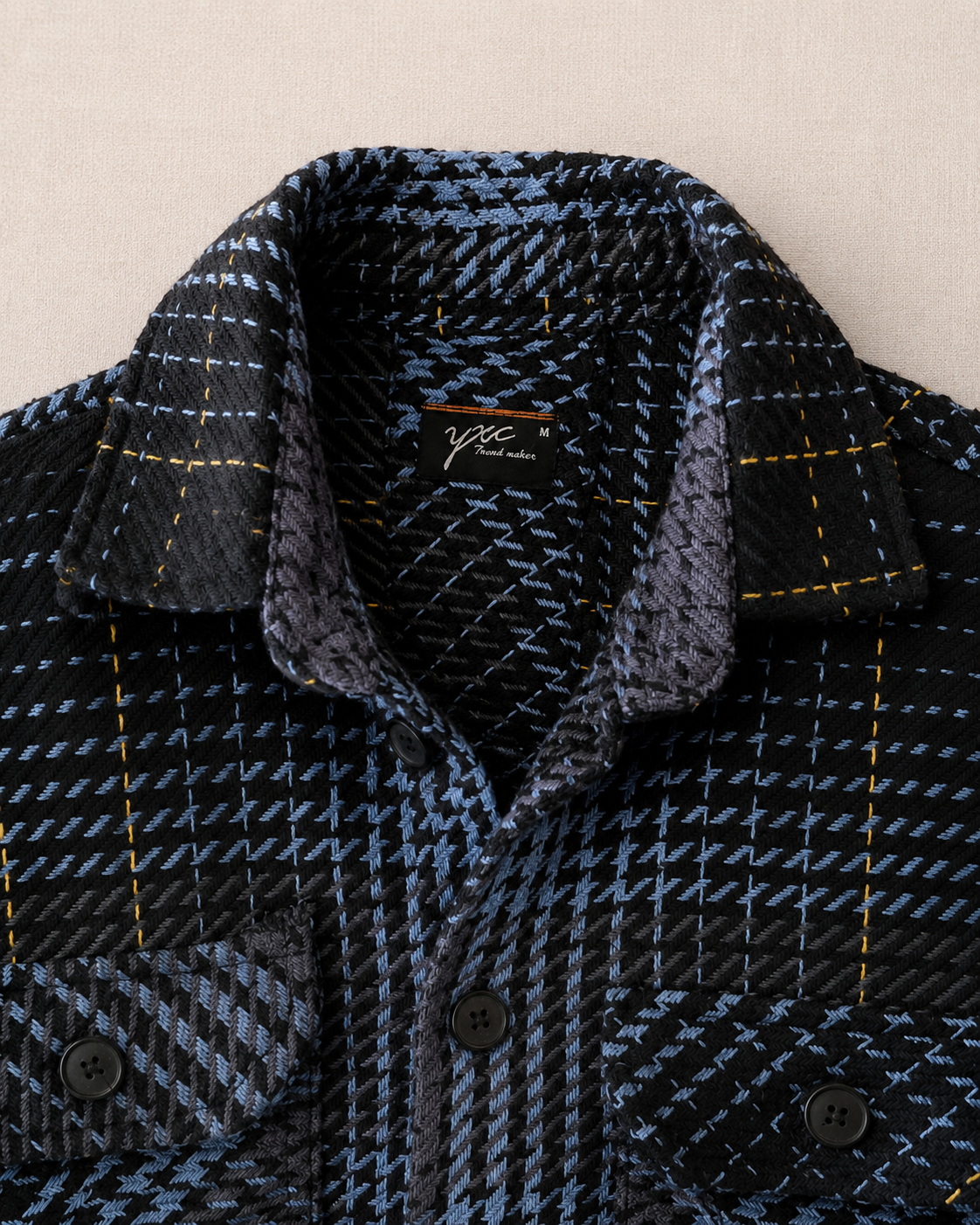 Détail col chemise veste pied-de-poule bleu fil doré — Zalimi

