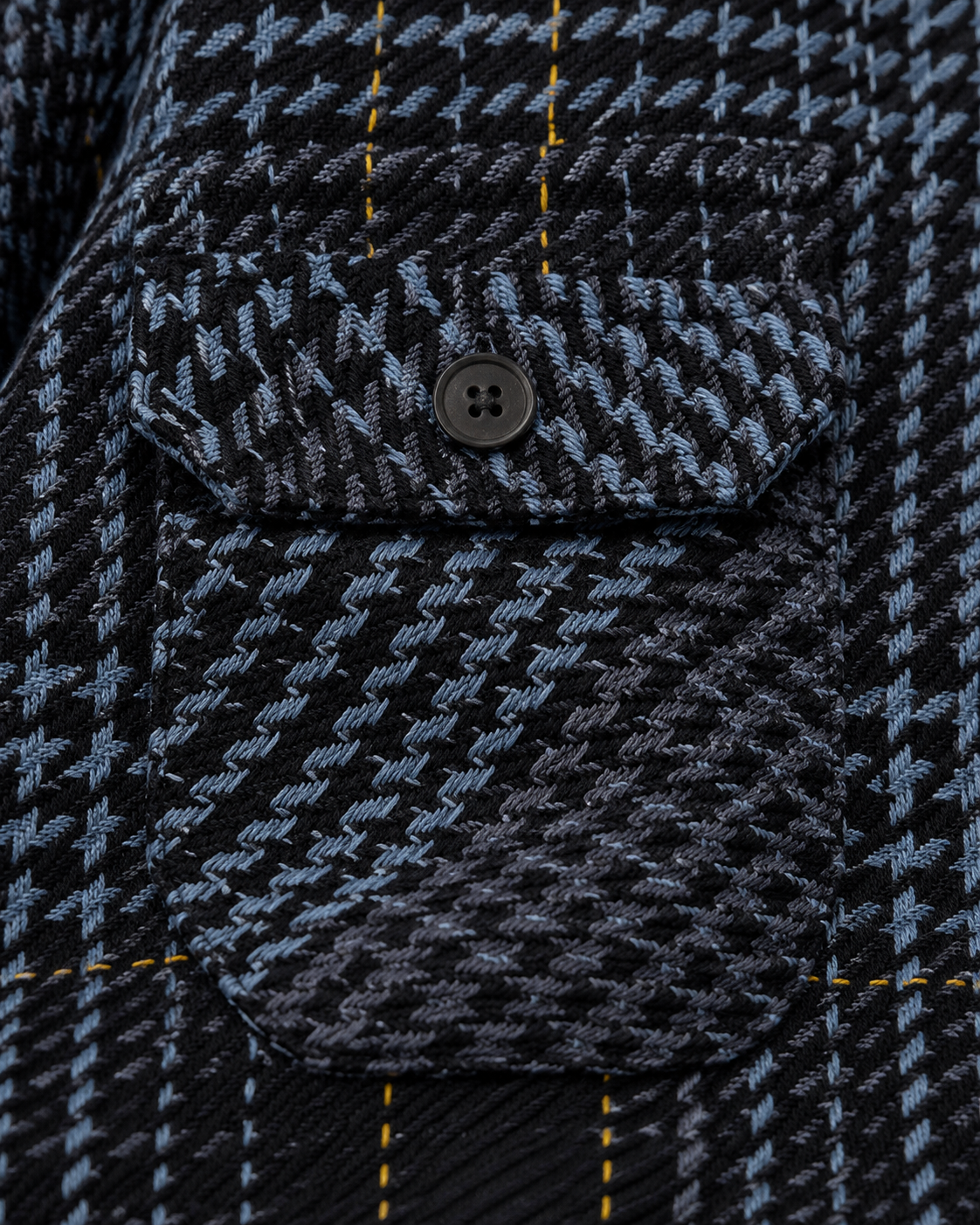 Détail poche poitrine tissu pied-de-poule bleu nuit — Zalimi
