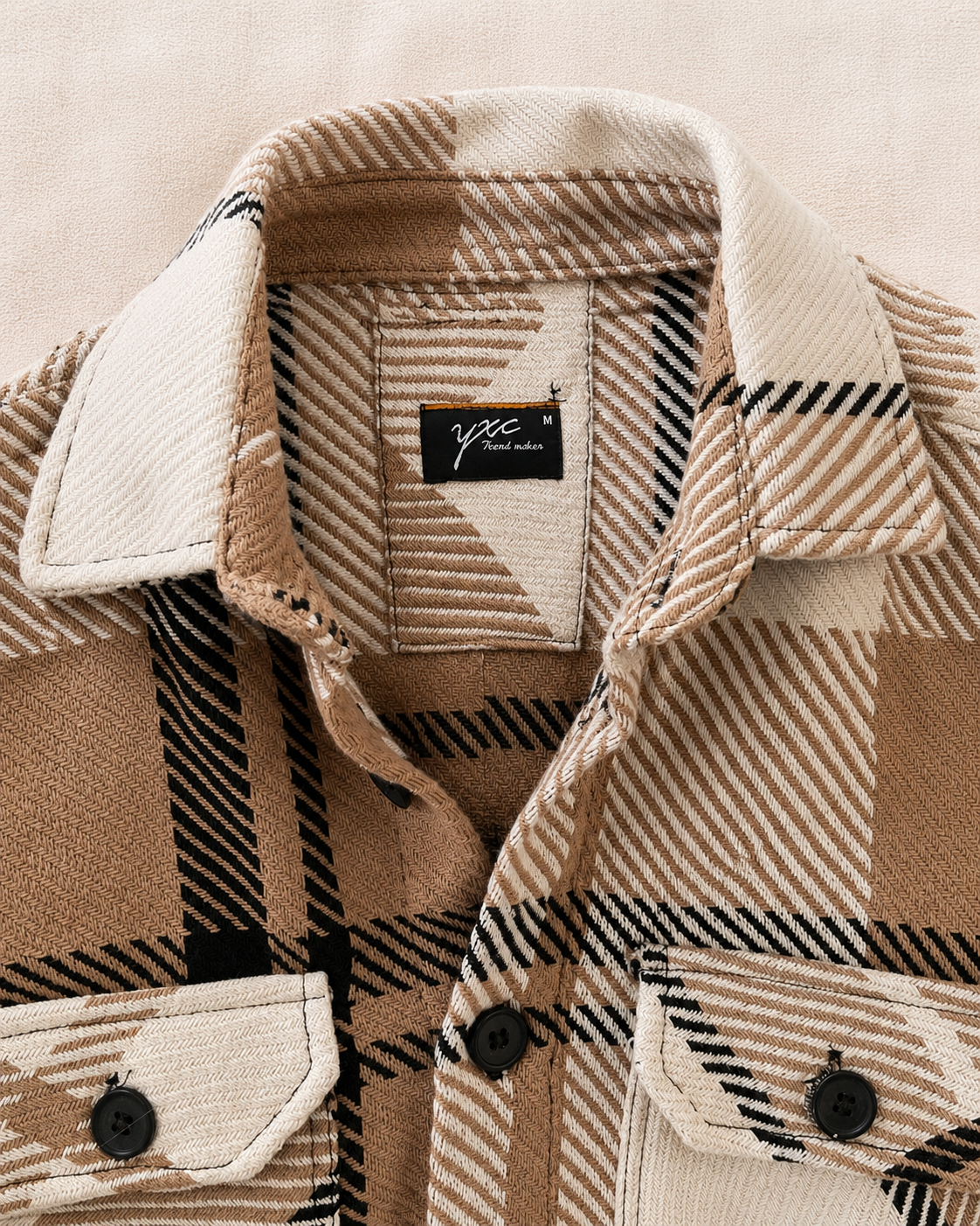 Détail col chemise veste flanelle camel crème — Zalimi
