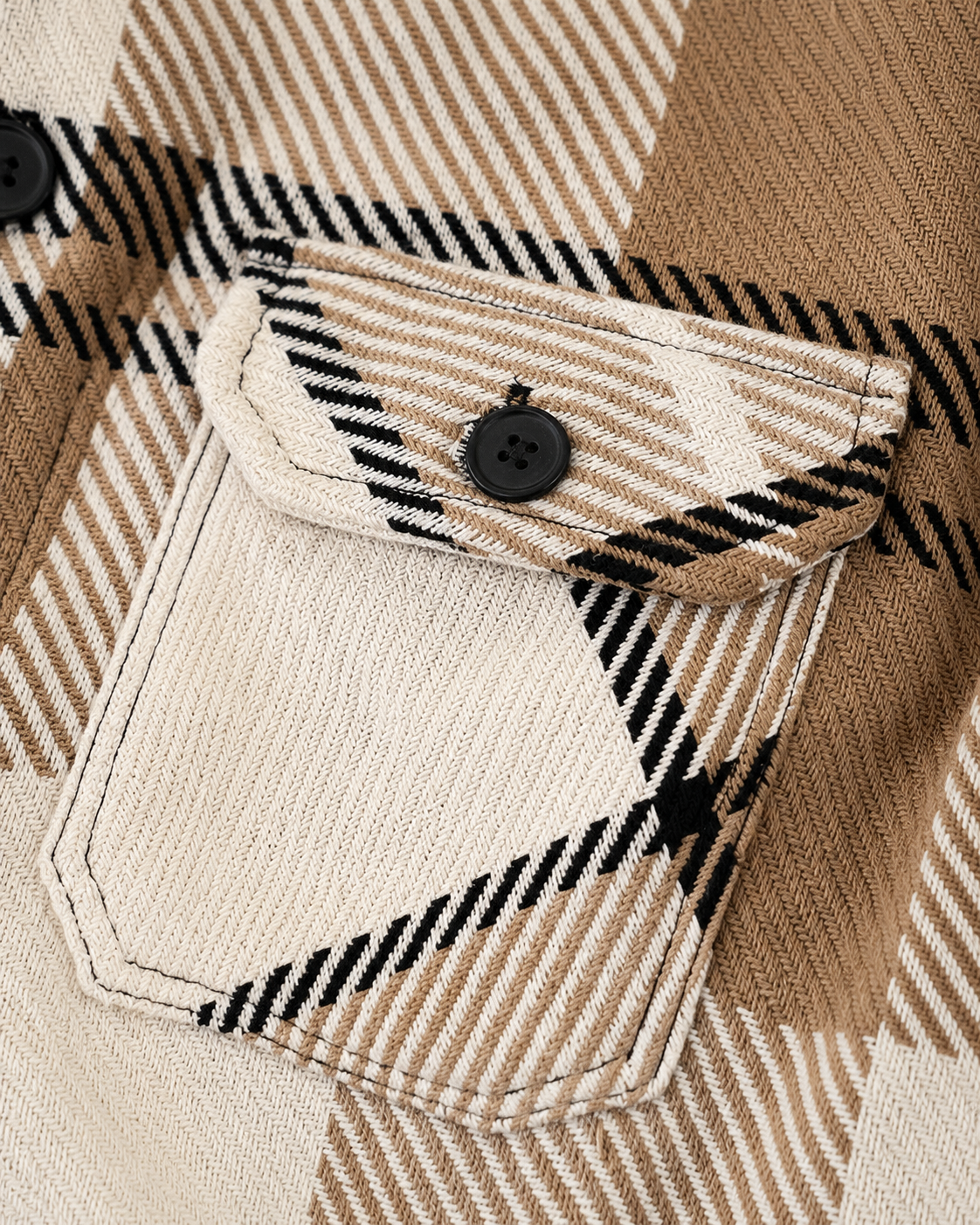 Détail poche poitrine flanelle grands carreaux camel — Zalimi

