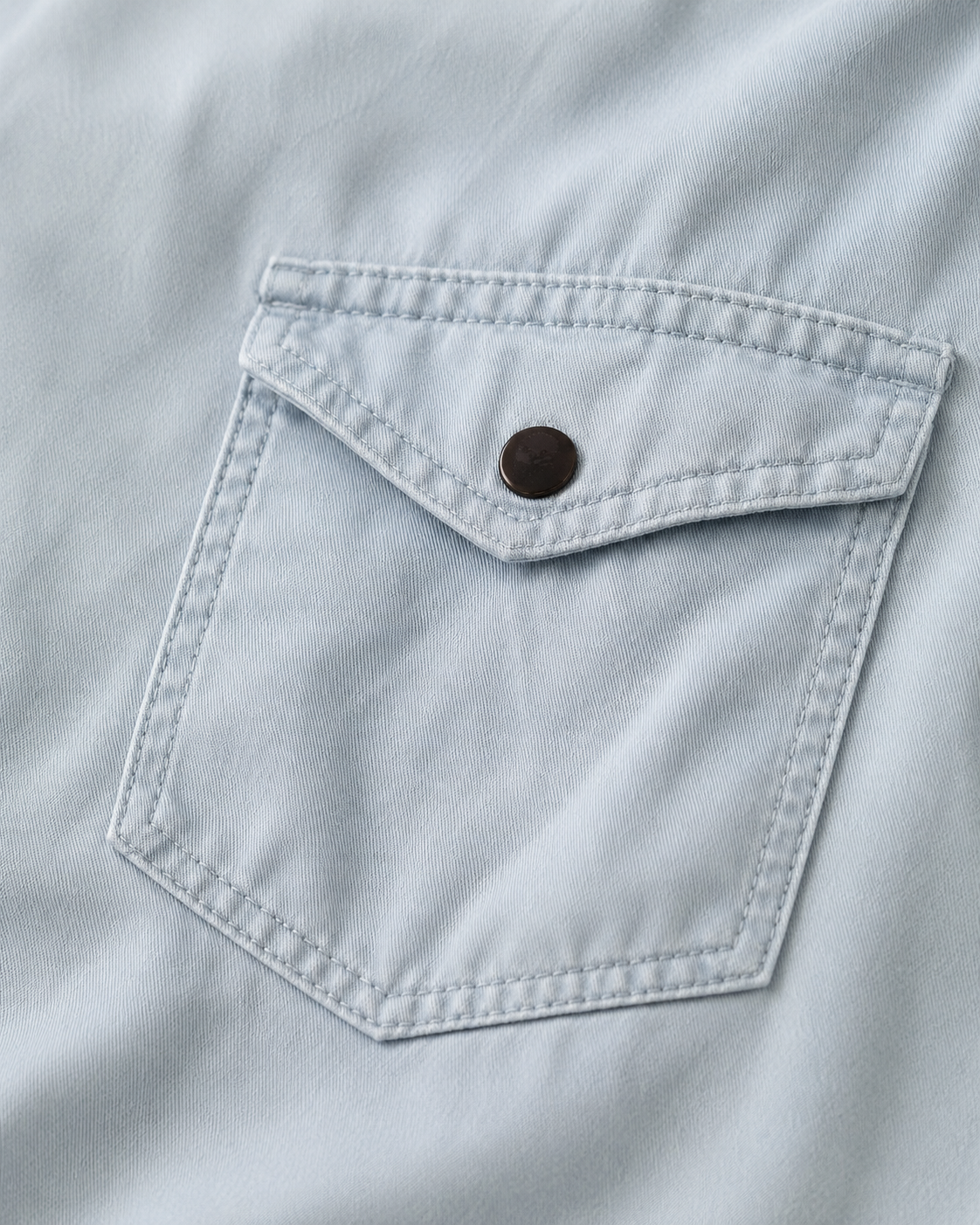 Détail poche poitrine à rabat denim — Zalimi Sénégal