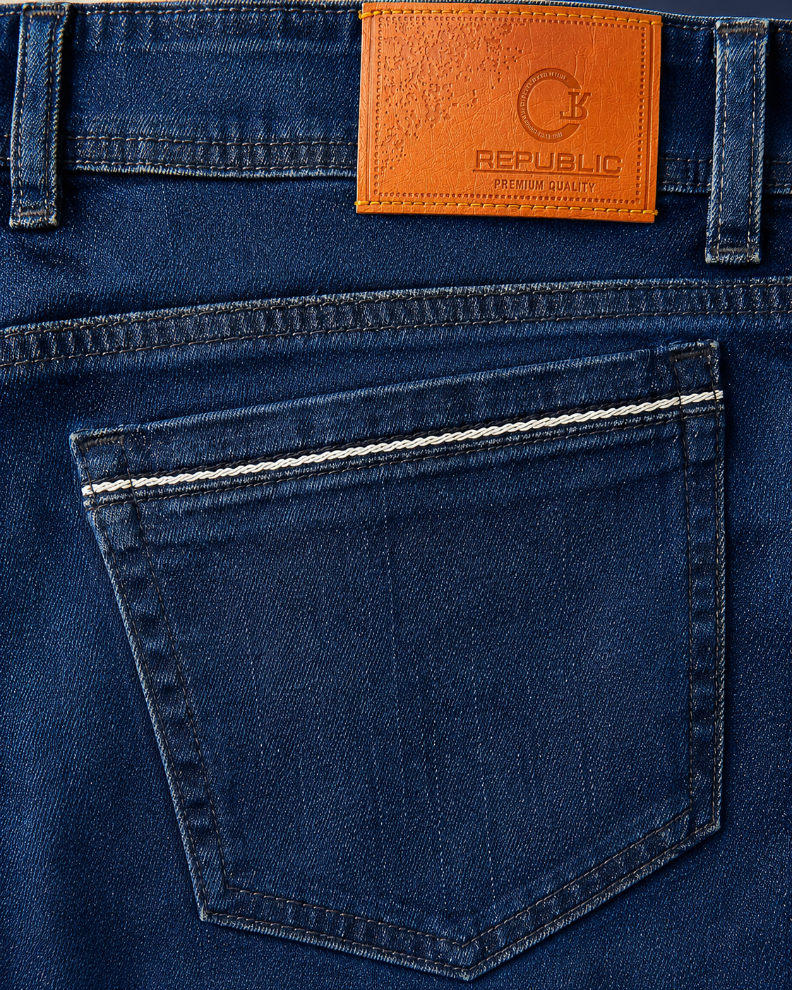 Détail patch cuir cognac dos jean slim bleu — Zalimi