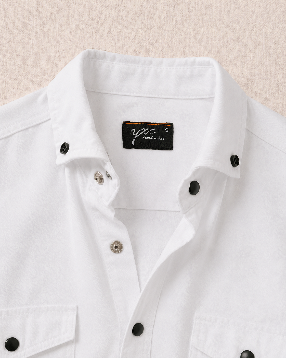 Détail col chemise blanche pressions noires gunmetal — Zalimi
