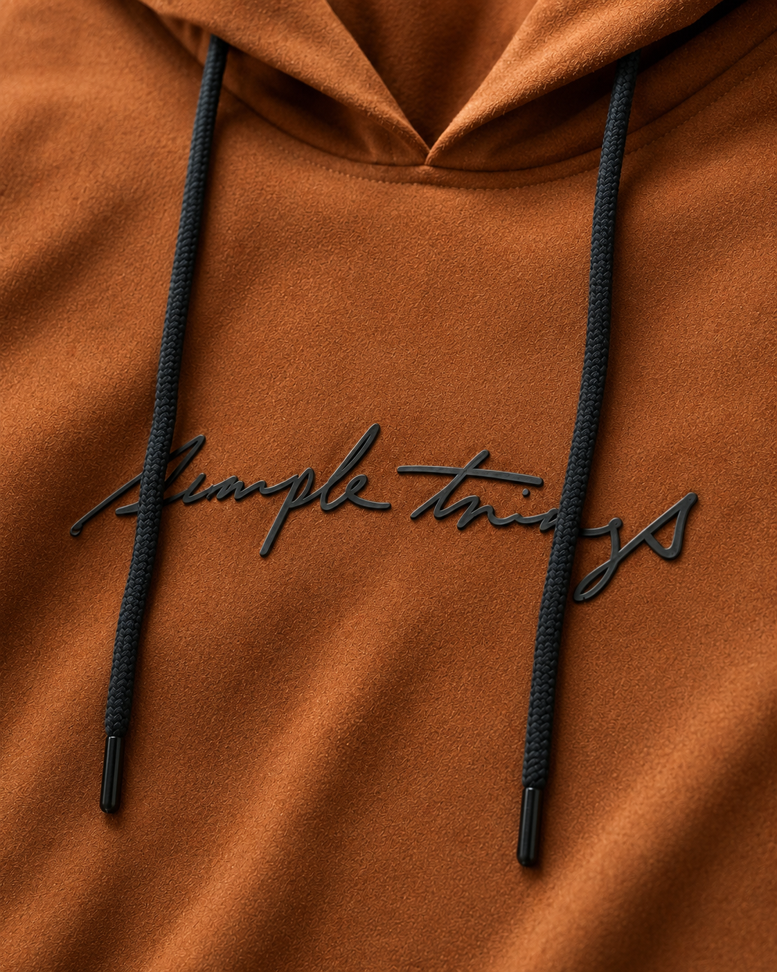 Détail inscription Simple Things en relief sweat caramel — Zalimi