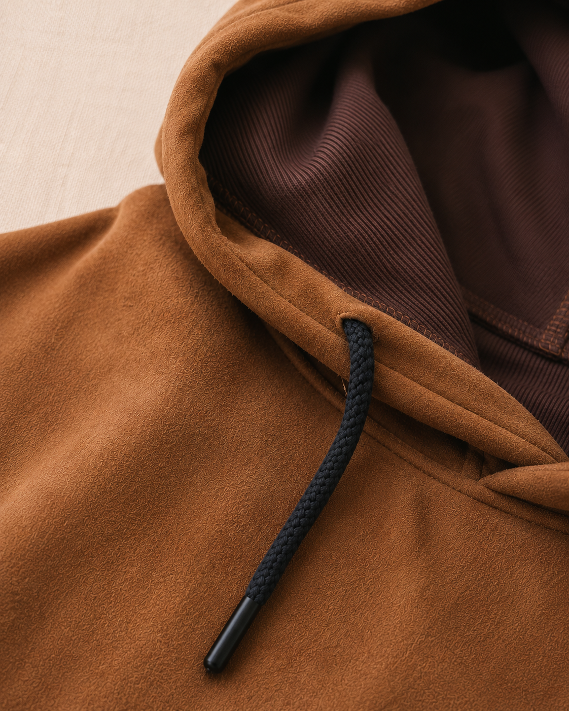 Détail intérieur capuche brun côtelé cordon noir — sweat Zalimi