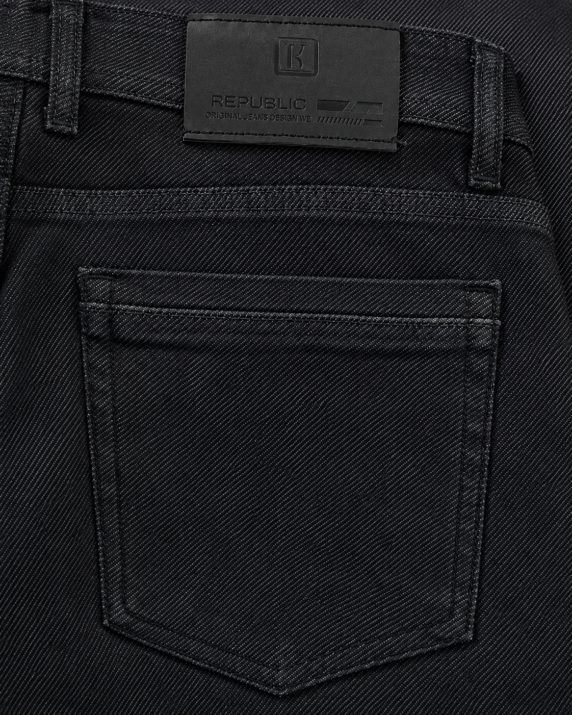 Détail patch noir mat dos jean droit — Zalimi