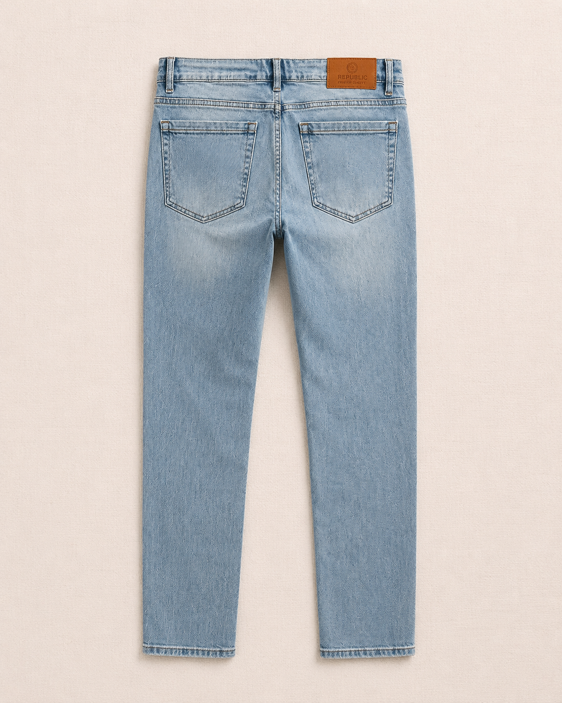 Détail patch cuir cognac jean slim bleu — Zalimi Sénégal