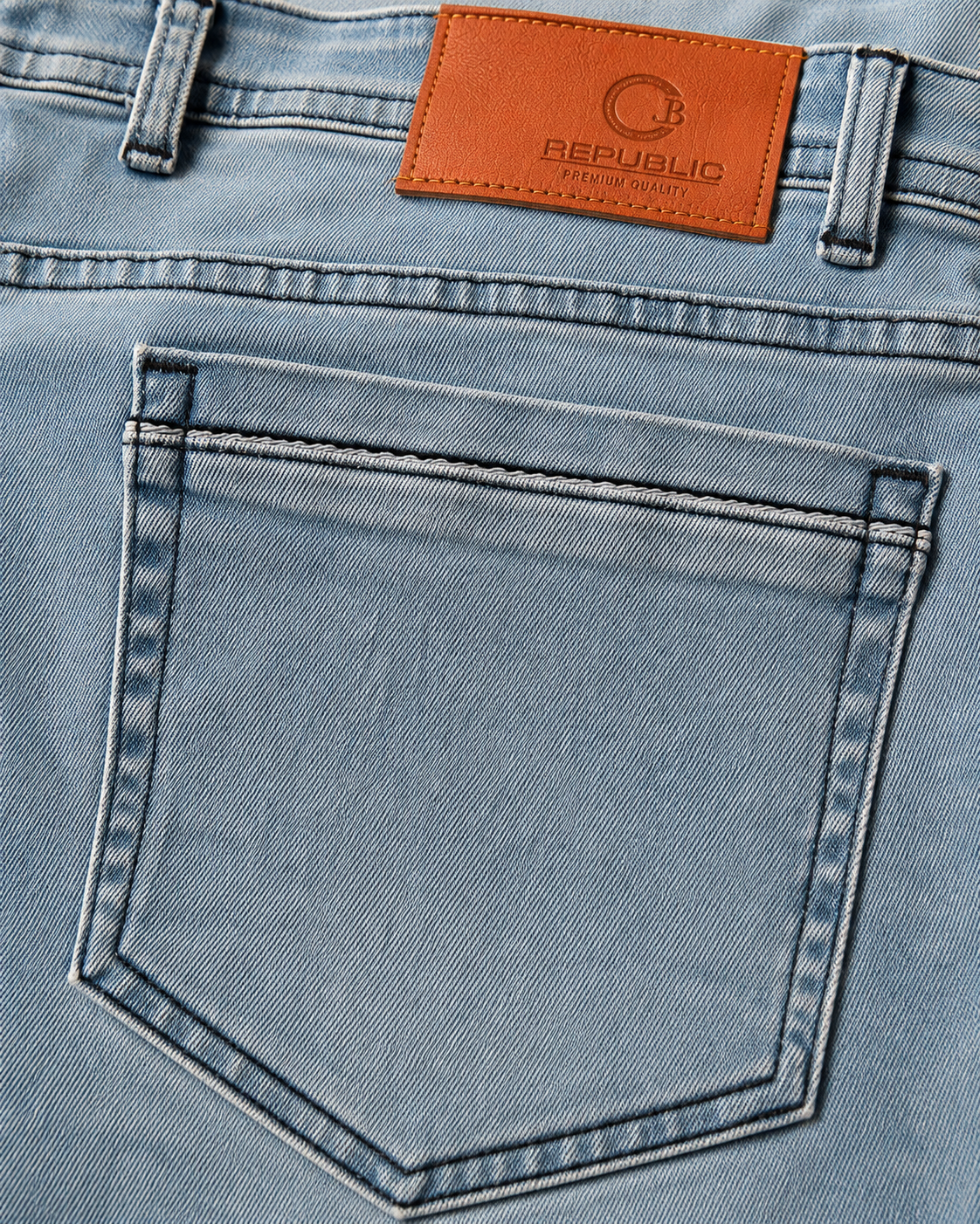 Détail poches arrière et patch cuir jean délavé — Zalimi