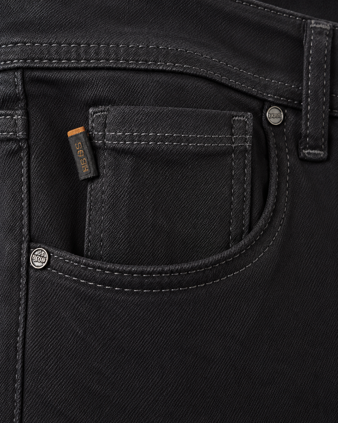 Détail poche avant jean Hugo Boss noir, étiquette orange signature — Zalimi Sénégal