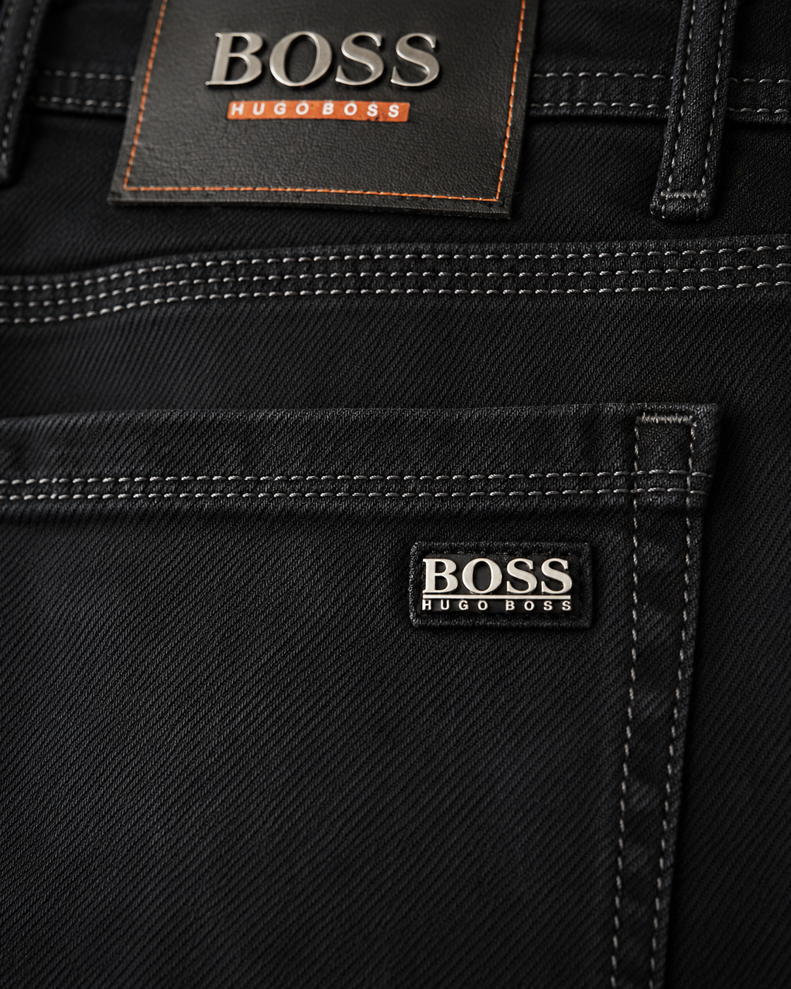 Gros plan patch Boss Hugo Boss sur jean slim noir — Zalimi Sénégal
